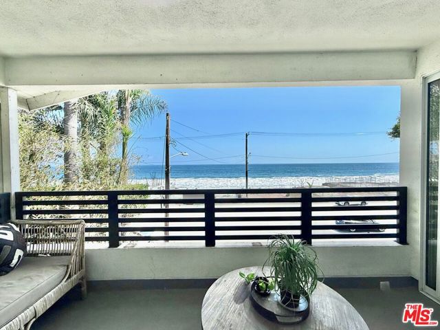 21555 Pacific Coast Highway, Malibu CA: https://media.crmls.org/mediaz/bdfc66f0-cb1f-4cb3-a274-62a602085eb8.jpg