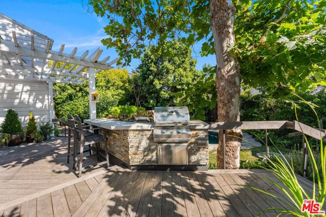 233 S Saltair Avenue, Los Angeles CA: https://media.crmls.org/mediaz/bdfea365-64fe-4c2a-80e1-3738361341c8.jpg