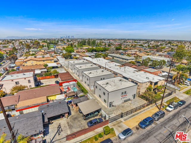 649 1/2 W 92nd Street, Los Angeles CA: https://media.crmls.org/mediaz/bdfed861-6337-4fd0-91fb-54c6c8205ba2.jpg