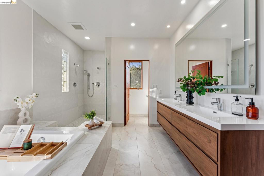 https://media.crmls.org/mediaz/bdff3349-716f-4dda-ba23-4507596029e0.jpg?preset=X-Large