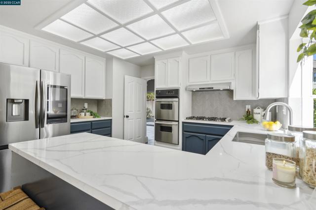 5 Stuart Place, Danville CA: https://media.crmls.org/mediaz/bdffe5cf-21a6-471e-916a-fb3109a231a4.jpg