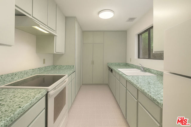 8400 De Longpre Avenue, West Hollywood CA: https://media.crmls.org/mediaz/bdfff52b-8cf8-4455-bfbf-e6b3b32a5cdd.jpg