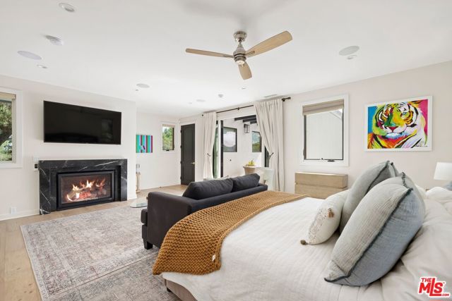 16820 Oak View Drive, Encino CA: https://media.crmls.org/mediaz/be0149c3-103f-49cf-91c2-e67078853757.jpg