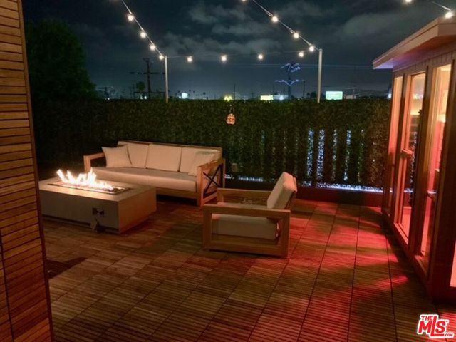 2513 Lincoln Boulevard, Venice CA: https://media.crmls.org/mediaz/be021bfb-fb46-4887-a72d-7ce56cbb0973.jpg