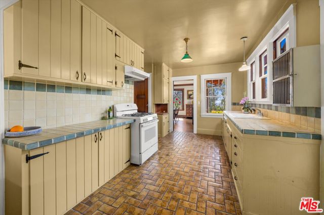 1060 Tremonto Road, Santa Barbara CA: https://media.crmls.org/mediaz/be02b8a8-df97-4e2c-9413-33eb64230989.jpg
