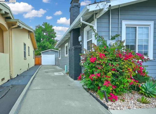 5706 Brookdale Ave, Oakland CA: https://media.crmls.org/mediaz/be03b505-b0b3-4568-a2b7-7fec5e8cdf3d.jpg