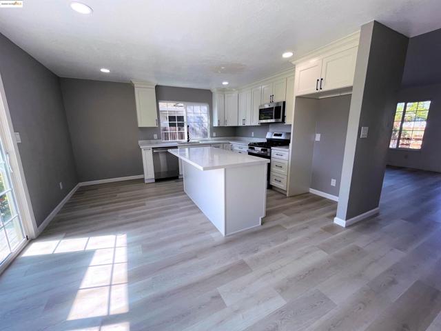2723 E Tregallas Rd, Antioch CA: https://media.crmls.org/mediaz/be0405e1-0a9b-4f7b-ad58-10a2f17cc21a.jpg