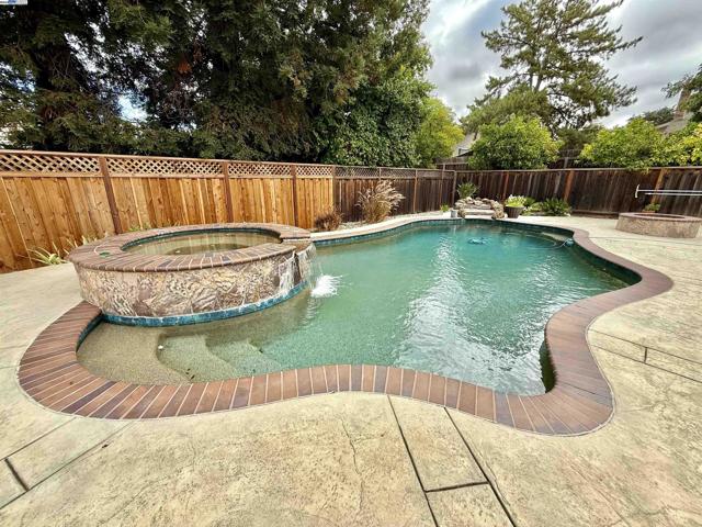 5647 Southbrook Dr, Clayton CA: https://media.crmls.org/mediaz/be047b06-9051-48a9-9876-e19bc7d4c2ca.jpg