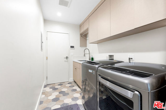 4961 Noeline Avenue, Encino CA: https://media.crmls.org/mediaz/be0506ca-2c4a-4da9-a0ec-00a83036dbaf.jpg