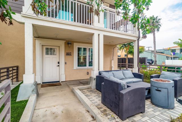 807 Santa Barbara Pl, San Diego CA: https://media.crmls.org/mediaz/be06e587-66ec-4022-b82e-73a5ea096a29.jpg