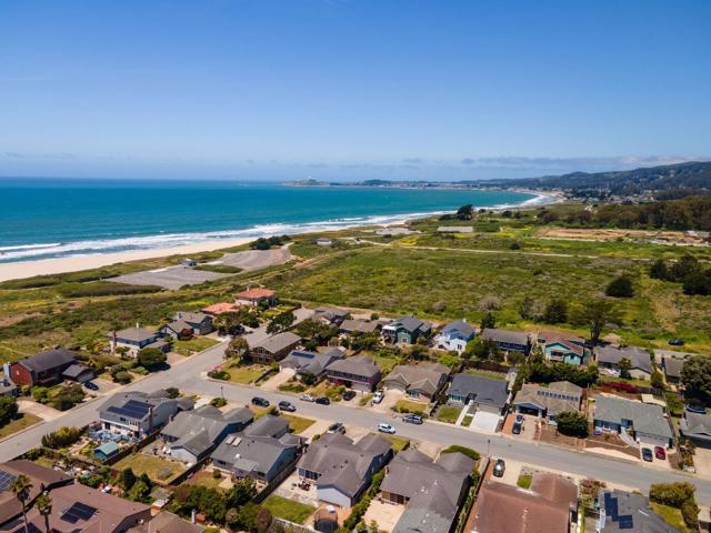 407 Beach Avenue, Half Moon Bay CA: https://media.crmls.org/mediaz/be075174-8fe2-4753-82b5-c7c06eb86632.jpg