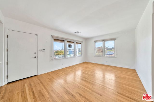 408 W Manchester Avenue, Playa del Rey CA: https://media.crmls.org/mediaz/be078f35-c8a4-4f55-afaa-c6fafe1ec427.jpg