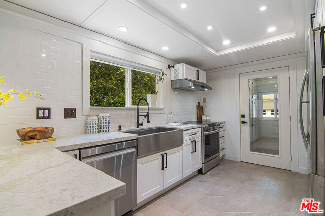565 N Arden Boulevard, Los Angeles CA: https://media.crmls.org/mediaz/be07acf2-6b42-4488-818e-ebc1b0d76576.jpg