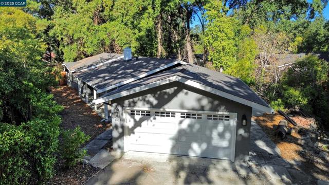 1016 Stone Valley Rd, Alamo CA: https://media.crmls.org/mediaz/be081911-dba1-40a7-9a2e-34cf74406d09.jpg