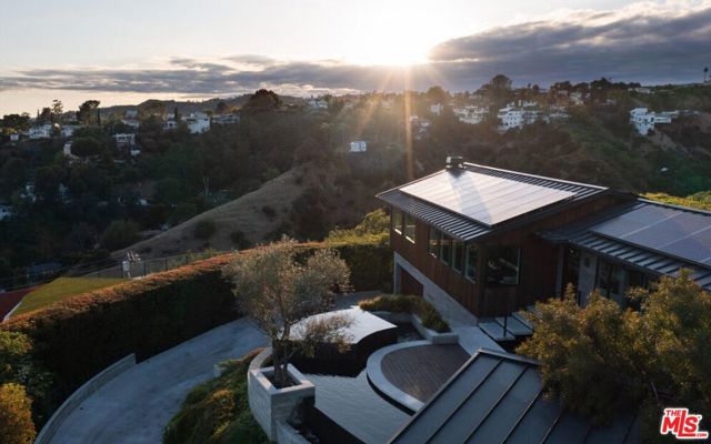 2532 Canyon Oak Dr, Los Angeles CA: https://media.crmls.org/mediaz/be083a00-245c-423f-b2c3-6ffe1edcf4d0.jpg