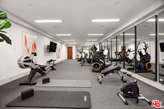 6882 Arizona Avenue, Los Angeles CA: https://media.crmls.org/mediaz/be0849fb-ca86-4660-bc1f-51d95bd4666d.jpg