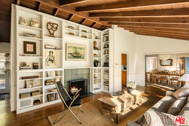 2415 Castilian Drive, Los Angeles CA: https://media.crmls.org/mediaz/be085164-ab26-4fc5-98d8-ff6ab7be1eb6.jpg