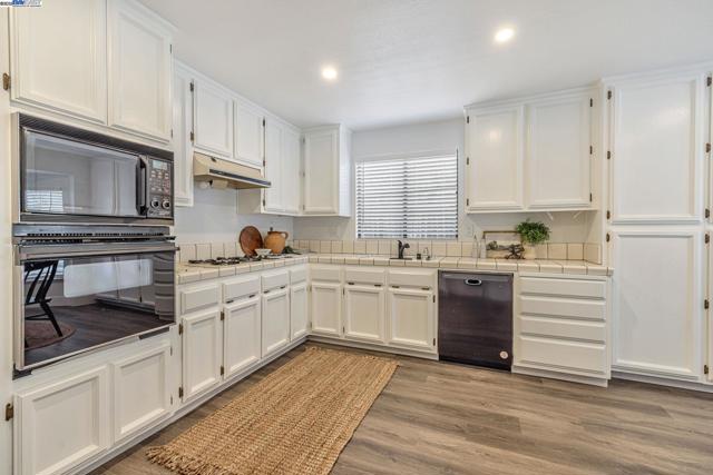 1070 Porter Dr, Roseville CA: https://media.crmls.org/mediaz/be087e70-3a08-4be5-adbe-f1c9f6bf1bed.jpg