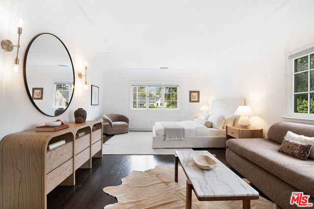 338 S Highland Avenue, Los Angeles CA: https://media.crmls.org/mediaz/be0a1779-6f42-476d-b38d-00caa0396f4d.jpg