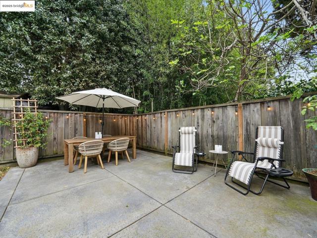 3712 Maple AVE, Oakland CA: https://media.crmls.org/mediaz/be0a1b3d-38bd-434f-9d47-6369bc4508e5.jpg