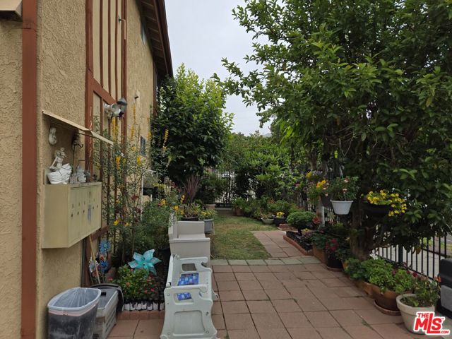 1233 Tamarind Avenue, Los Angeles CA: https://media.crmls.org/mediaz/be0a77aa-8559-4b92-9d9d-791bdaf1bd1e.jpg