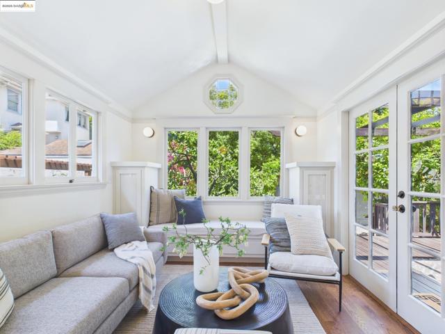 5920 Ivanhoe Rd, Oakland CA: https://media.crmls.org/mediaz/be0afdb2-5672-4bdc-a6e7-de9a7b22b0b9.jpg