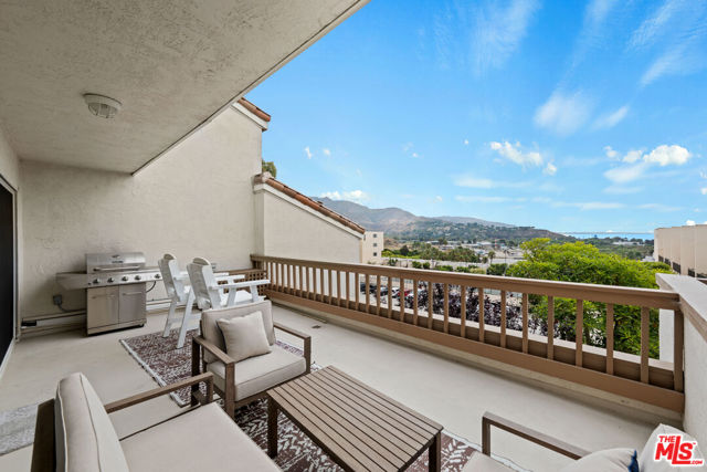 23908 De Ville Way, Malibu CA: https://media.crmls.org/mediaz/be0c0efc-aeca-4108-9387-3b78c16c3dfb.jpg