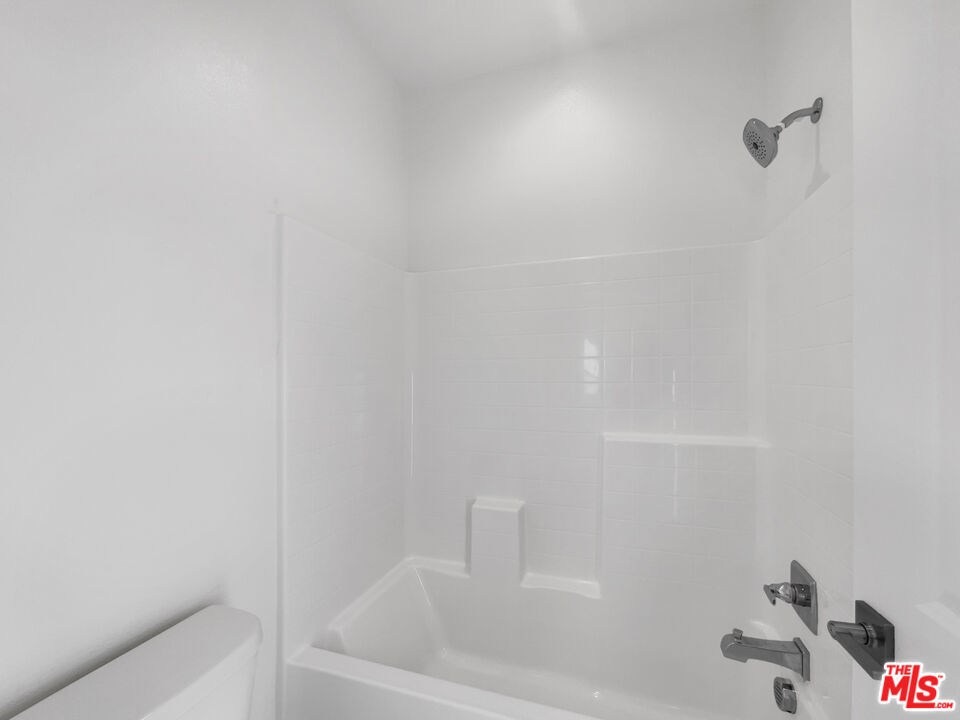 https://media.crmls.org/mediaz/be0ca51f-882a-4df2-b1da-a49dac6da161.jpg?preset=X-Large