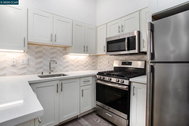 410 Webster St #1, Oakland CA: https://media.crmls.org/mediaz/be0d6854-fea2-4c34-8fad-d81dac1546b7.jpg