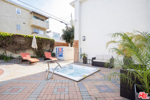 2721 2nd Street, Santa Monica CA: https://media.crmls.org/mediaz/be0d8c35-410b-4a67-9b38-7d3f30cacba3.jpg