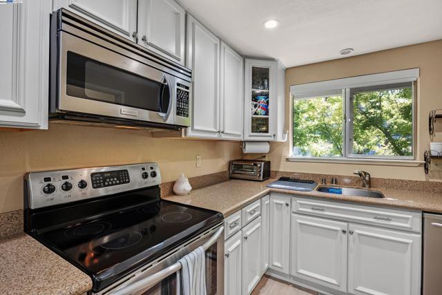 2719 Oak Rd, Walnut Creek CA: https://media.crmls.org/mediaz/be0f8bef-4d1f-4ac6-b4bc-99c2fa53127c.jpg