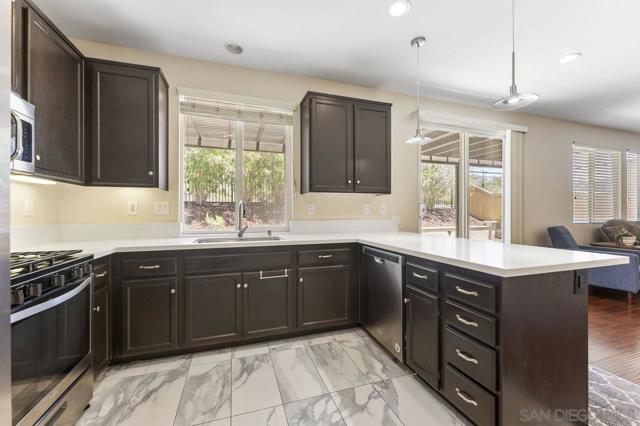 1055 Forest Hill Pl, Chula Vista CA: https://media.crmls.org/mediaz/be0f9c11-2765-4316-8ee8-d49e89e722fb.jpg
