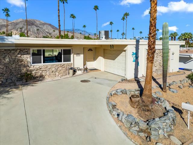 46205 Burroweed Lane, Palm Desert CA: https://media.crmls.org/mediaz/be0ffc45-4ea8-4c89-bc76-76c943aa3504.jpg