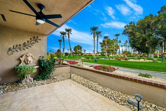 75 Sunrise Drive, Rancho Mirage CA: https://media.crmls.org/mediaz/be102dcc-819f-450e-87fa-a80f4203eb20.jpg