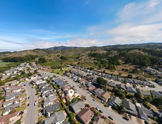 201 Bridgeport Drive, Half Moon Bay CA: https://media.crmls.org/mediaz/be11426c-05e7-4705-a024-bf4944e562f2.jpg