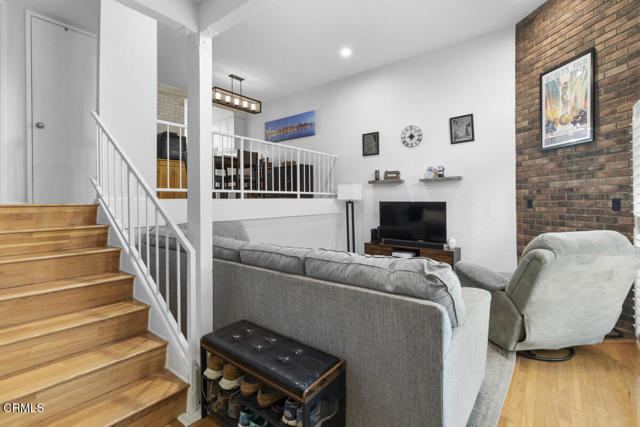 Detail Gallery Image 3 of 31 For 13561 Valerio St a,  Van Nuys,  CA 91405 - 3 Beds | 3 Baths