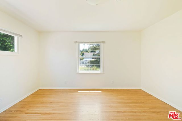 315 26th Street, Santa Monica CA: https://media.crmls.org/mediaz/be12031f-3101-4d8d-b806-909a44baa4b5.jpg