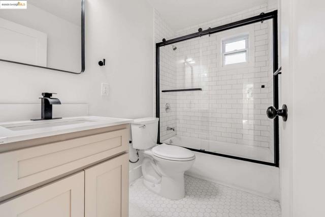 1238 12Th St, Oakland CA: https://media.crmls.org/mediaz/be121642-c9d2-4237-99ca-33e502a3e81c.jpg