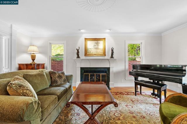 32 Kensington Ct, Alamo CA: https://media.crmls.org/mediaz/be12ddc6-bc0e-4fad-927d-08e9c052f5da.jpg