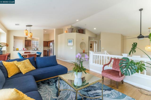 289 Crestview Ave, Martinez CA: https://media.crmls.org/mediaz/be134401-602b-4485-bc83-a3923820e4c5.jpg