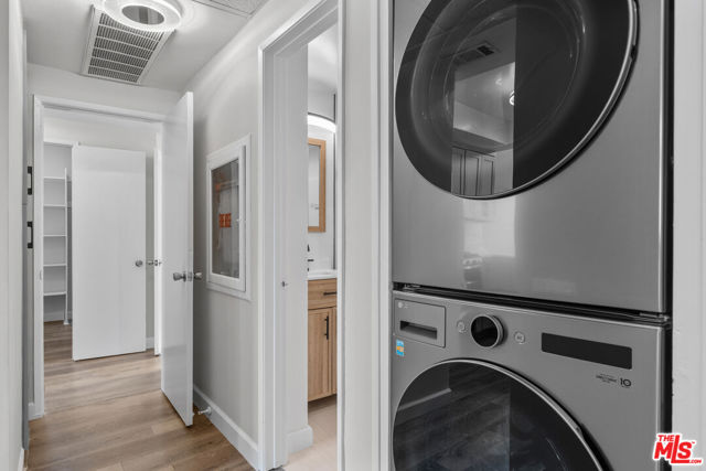 5310 Zelzah Avenue, Encino CA: https://media.crmls.org/mediaz/be13659e-4f0f-467a-8134-3f94a53f4893.jpg