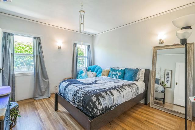 7525 Circle Hill Dr, Oakland CA: https://media.crmls.org/mediaz/be137151-2781-4588-a350-711be17c63bc.jpg