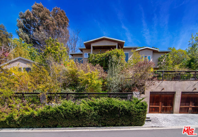 3908 Fairway Avenue, Studio City CA: https://media.crmls.org/mediaz/be147bfa-50e0-4bd6-8bed-6314711f283f.jpg