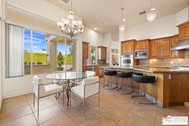 16 Villaggio Place, Rancho Mirage CA: https://media.crmls.org/mediaz/be14cac8-da92-4dfc-b0f2-d5982c8be318.jpg