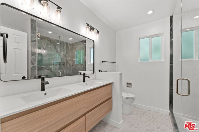 4800 Topeka Drive, Tarzana CA: https://media.crmls.org/mediaz/be14e5f6-3b61-4489-8e17-e17c129b306a.jpg