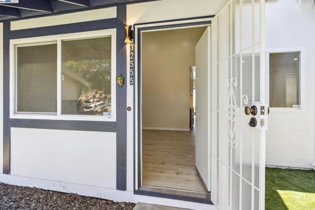 32555 Lake Bridgeport St, Fremont CA: https://media.crmls.org/mediaz/be156c4b-7378-429b-97e9-f3af5eb4d7b3.jpg