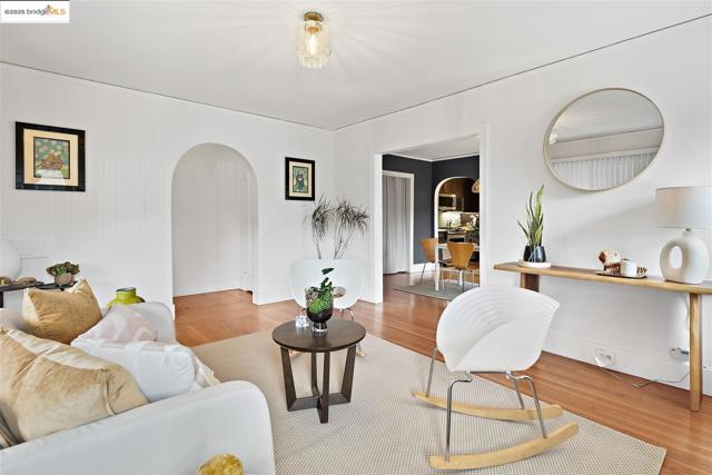 2201 Spaulding Ave, Berkeley CA: https://media.crmls.org/mediaz/be166979-bda6-4399-9874-c2abf49b5038.jpg