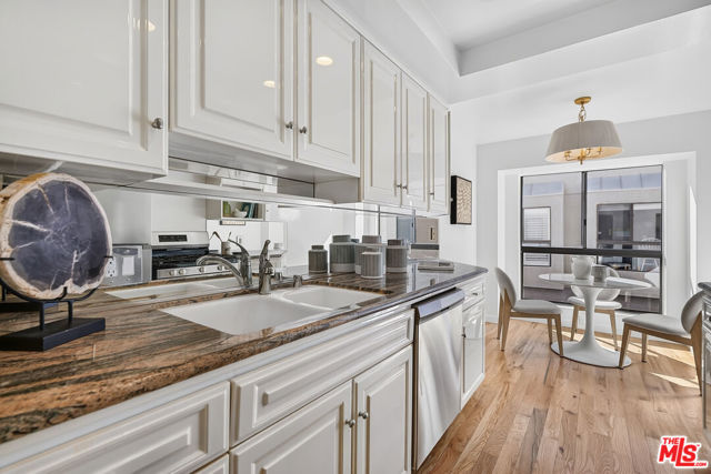 15167 Magnolia Boulevard, E photo 12