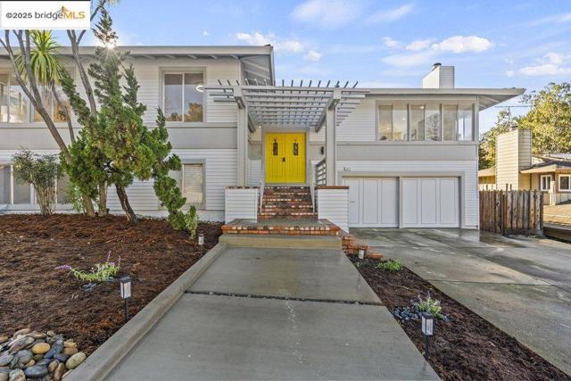 3459 Pinewood Dr, Hayward CA: https://media.crmls.org/mediaz/be185948-345d-4a29-bb3e-2151c2d665e2.jpg