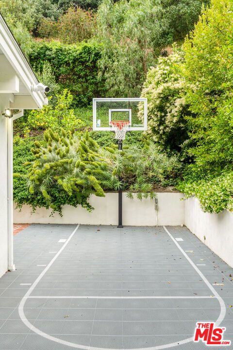 4071 Mandeville Canyon Road, Los Angeles CA: https://media.crmls.org/mediaz/be187cc7-dca8-4f13-ad24-645f7fb33191.jpg